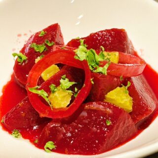 ビーツのオレンジマリネ🥗 鮮やかな赤紫が目を惹く「ビーツ」。 …