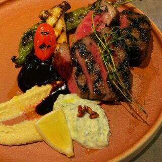 🥩 極上和牛、地中海のエッセンスで進化する。 香ばしく焼き上げ…