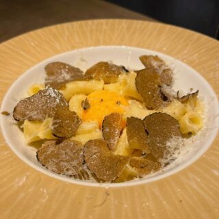 当店のスペシャリテ “トリュフと卵黄の貴族パスタ”  削りたての…