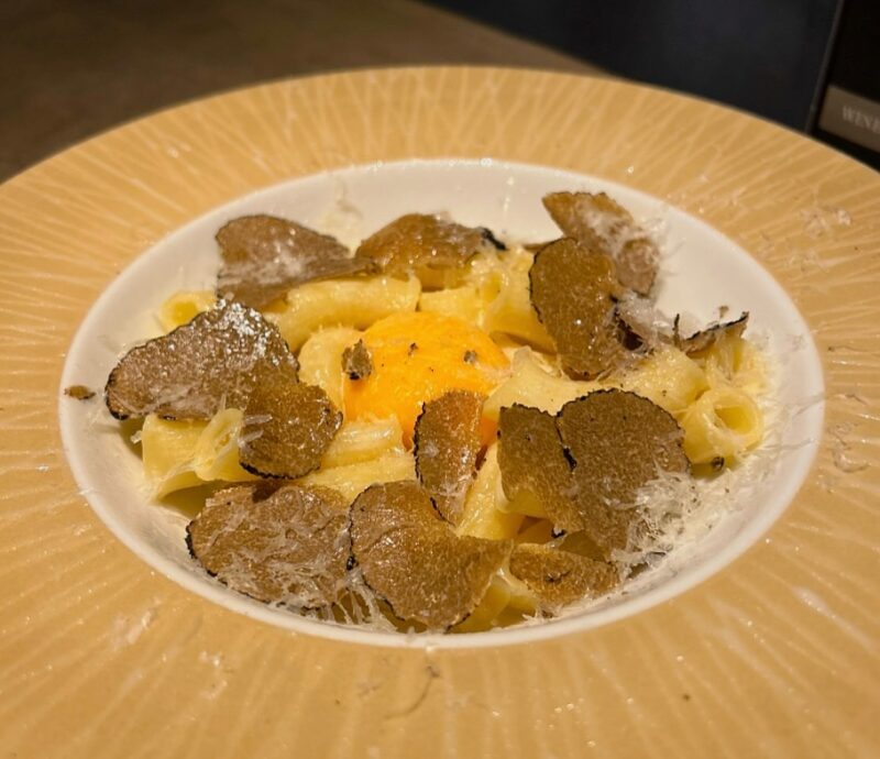 当店のスペシャリテ “トリュフと卵黄の貴…