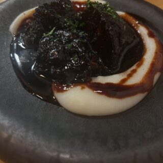 【牛頬肉の赤ワイン煮込み】 冬になると、 これを目当てに来て…