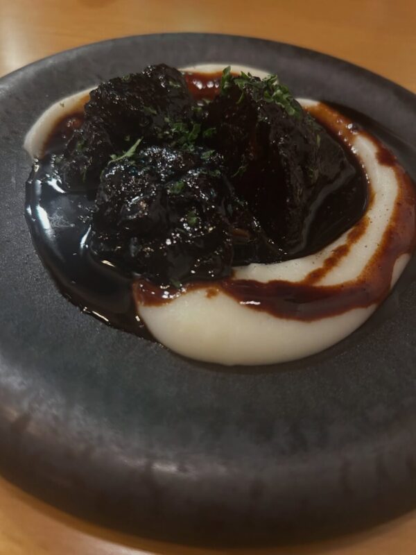 【牛頬肉の赤ワイン煮込み】 冬になると、…